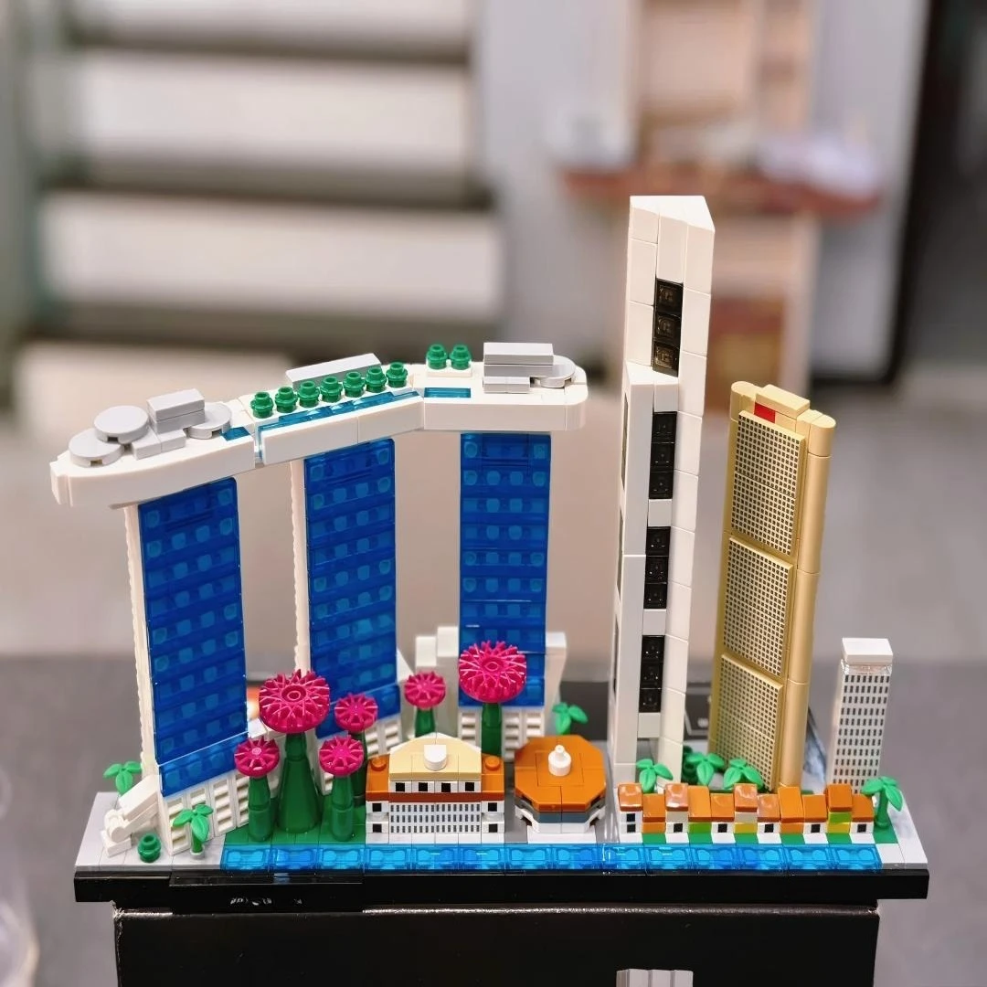 العمارة الحضرية في سنغافورة 21057 مجموعات مكعبات البناء مناسبة لهدايا عيد الميلاد المتوافقة مع جزيئات Legoed، 827 قطعة.