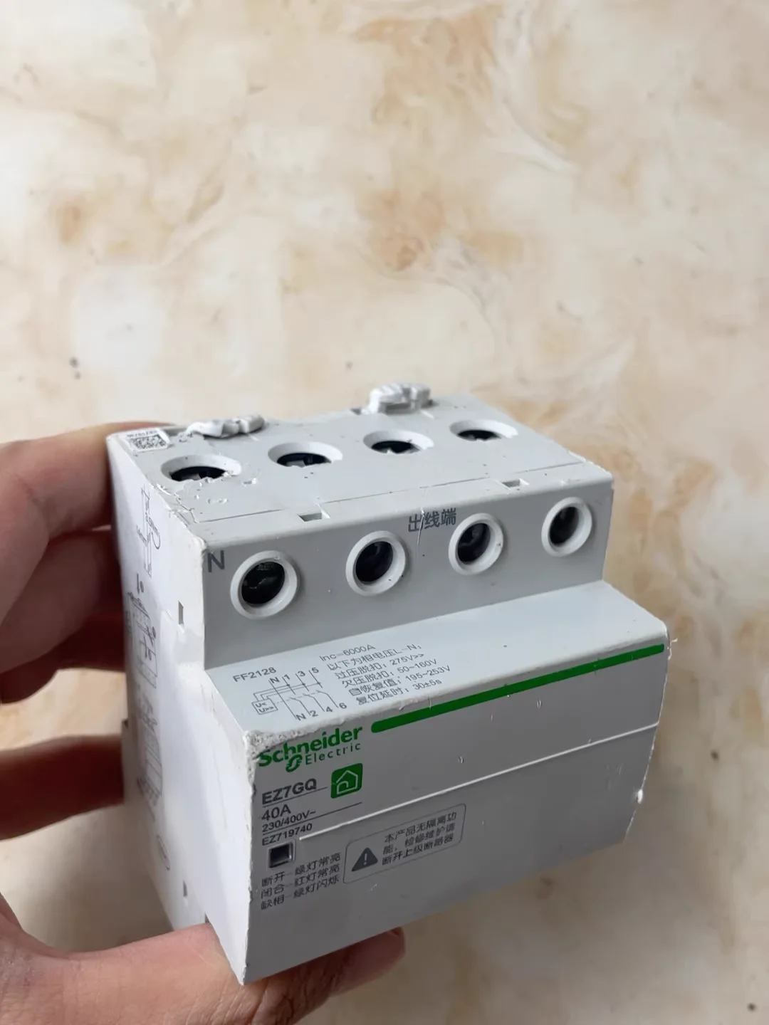 Schneider 4P Over dan Under voltage protector EZ7GQ 40A berfungsi biasanya dalam tes pre-guna