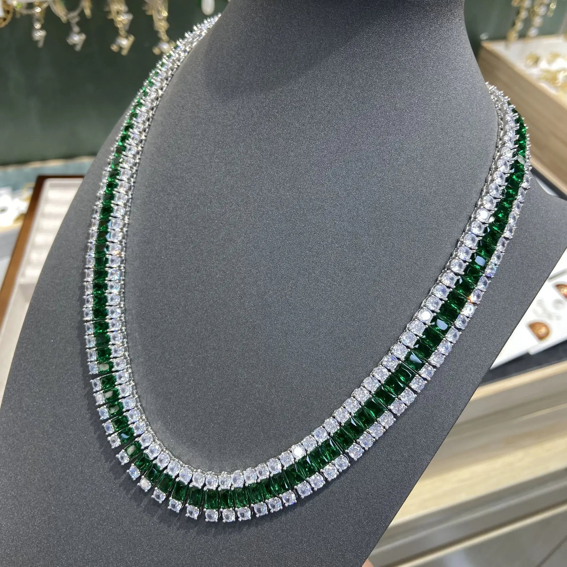 

Luxury Zircon Shining Sparkling Necklace Emerald Crystal Necklace Noble Jewelry Woman Fashion Accessories High Quality