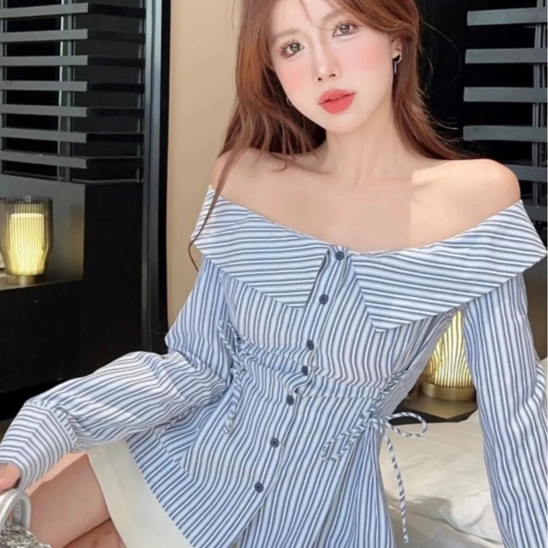 Damska niebieska koszula w paski, seksowna bluzka z odkrytymi ramionami, wiązana w talii, marszczona, z długim rękawem, w stylu Hotsweet Y2K, nowa bluzka na wiosnę i lato.