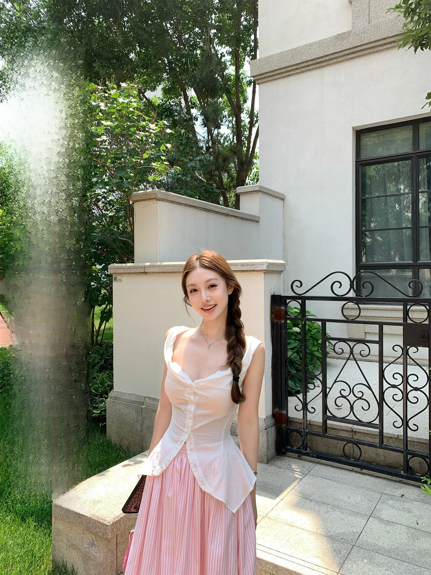 

Романтичный летний комплект из двух предметов: хлопковая полосатая юбка с эффектом утягивания талии и модная блузка на пуговицах.