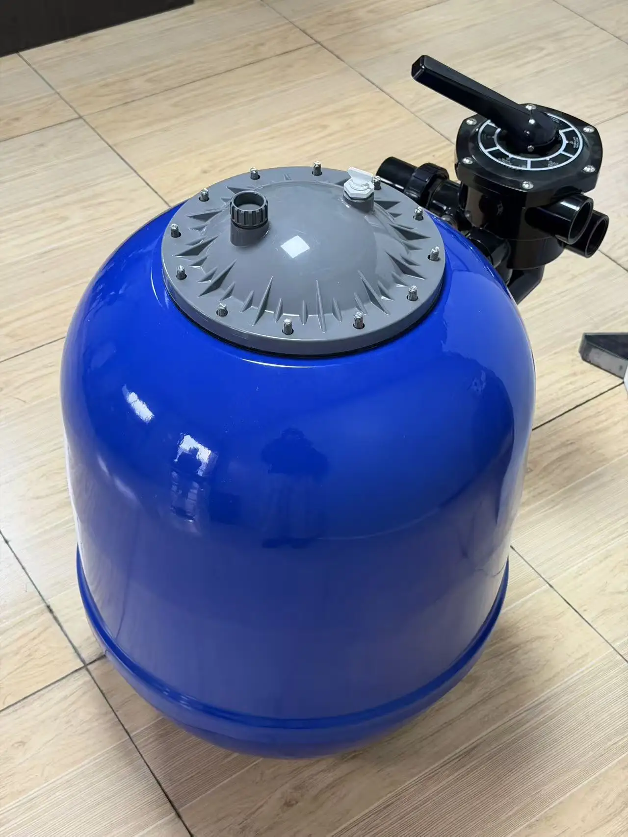 

JADE JFS1050 Pool Sand Filter 1050mm 42 Inch Side Mount 43m³/h Flow Rate 680kg Sand Capacity Fiberglass Laminated