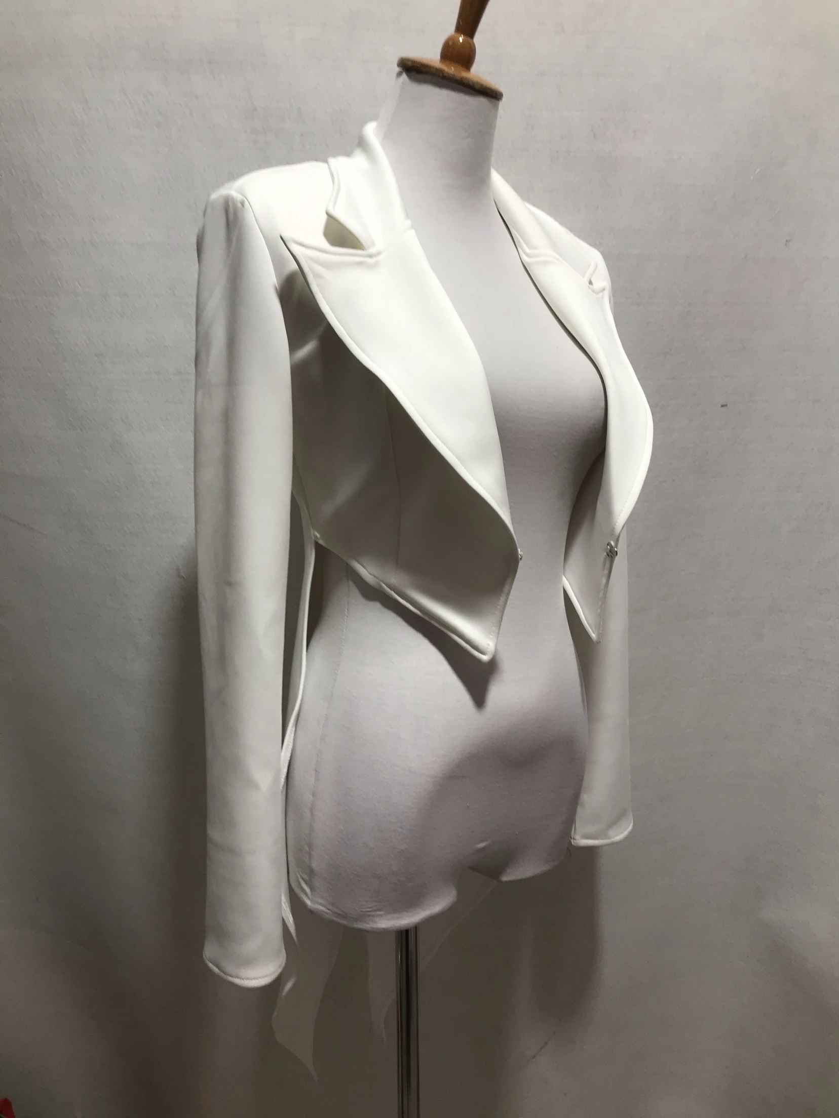 Abrigo de cola blanco y negro para mujer, traje de actuación de grupos de baile de Jazz, bailarina principal Sexy, fiesta en club nocturno, espectáculo de Carnaval, ropa de escenario