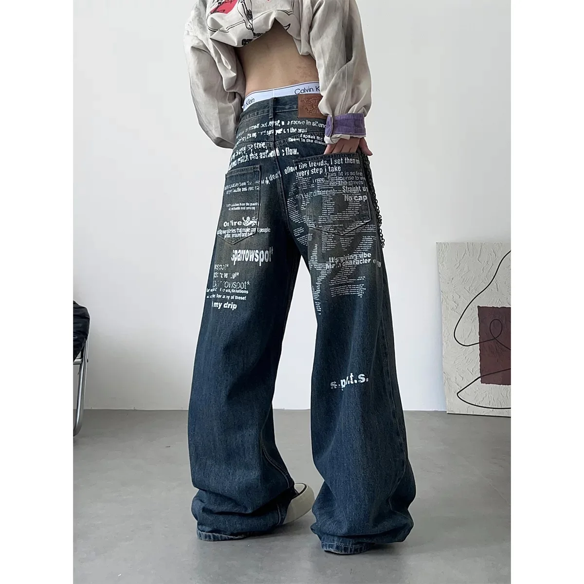 Calça Jeans Unissex Retrô Americana com Estampa de Jornal, Perna Larga, Lavagem Desbotada, Casual, Cintura Média, em Mistura ...