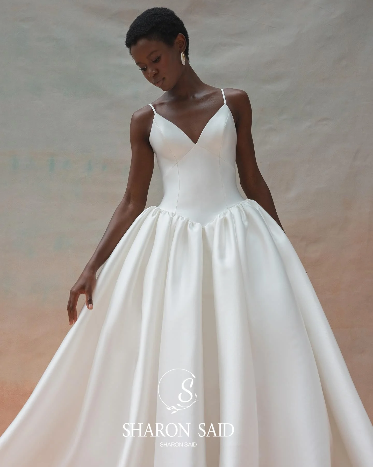 Sharon Said 2025, modernes, tiefes V-Ausschnitt-Satin, cremefarbenes Hochzeits-Prinzessinnenkleid mit Spaghettiträgern, Brautkleider SW157, individuell gestaltet