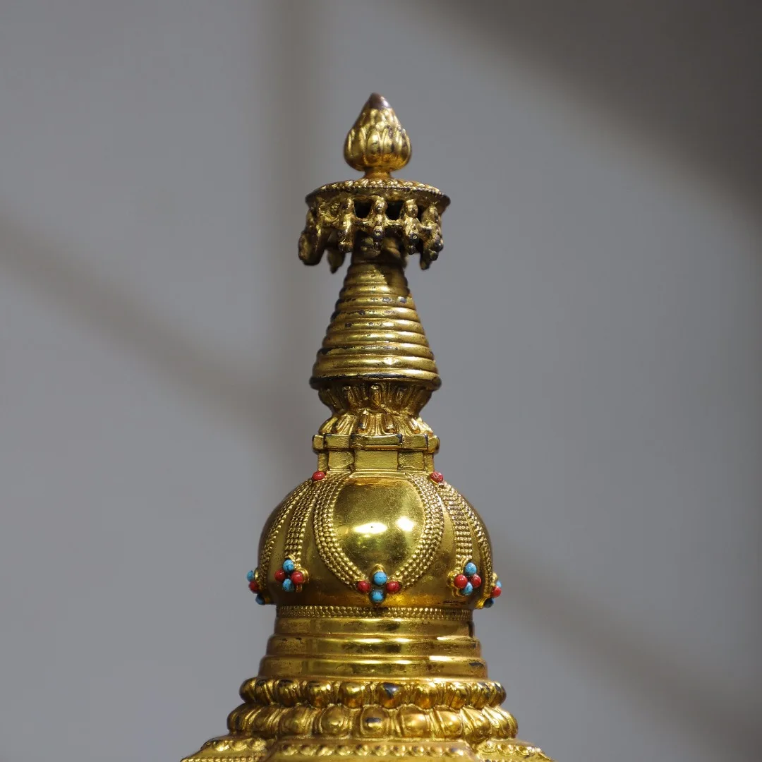 20cm  Nepalese Tibetan old yellow copper gilded gold inlaid with red and green gemstones pagoda pointed tripod Tibetan relics