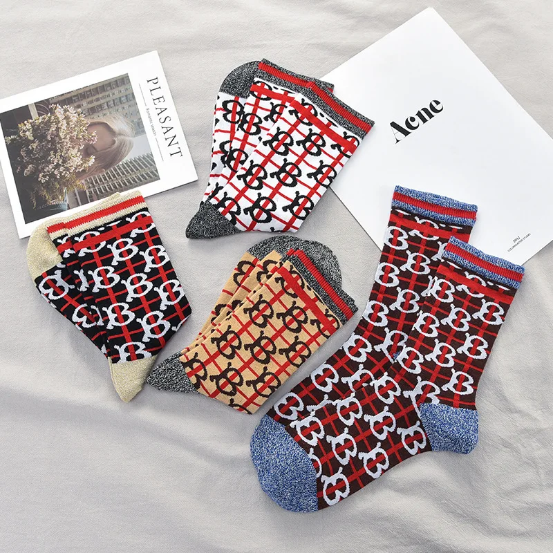 4 أزواج من الجوارب النسائية ذات العلامات التجارية الأوروبية والأمريكية المكدسة بأحرف رياضية على الطراز القديم (مقاس 35-40) #3