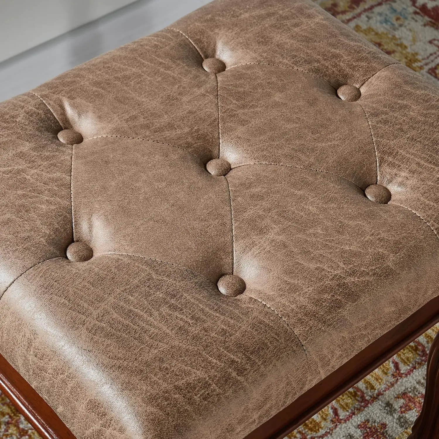 Stołek toaletowy z wyściełanym siedziskiem, nogi z litego drewna z rzeźbieniami, siedzisko tapicerowane guzikami, żółtawo-brązowy, 47 cm x 36 cm x 48,5 cm