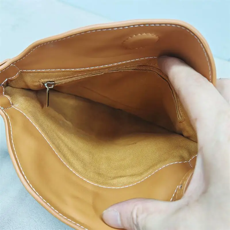 

Leather mat Women's Small Bag Simple Design Large Capaci Cowhide Handbag Faionable Rivet Element Daily Use oulde...