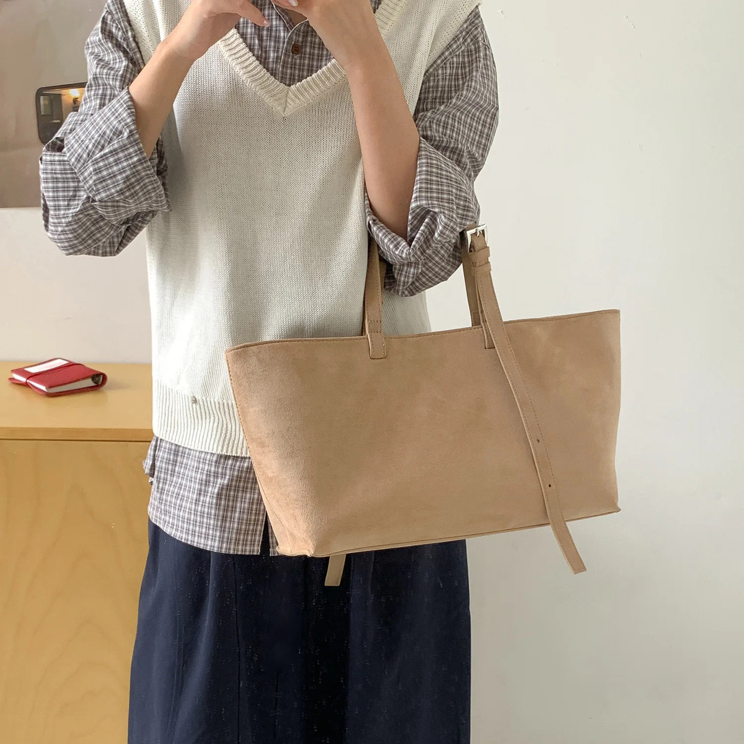 

2025 Autumn Winter Korean Style Suede Tote Bag for Women Large Capacity Solid Color Shoulder Bag Commuter Handbag for Work