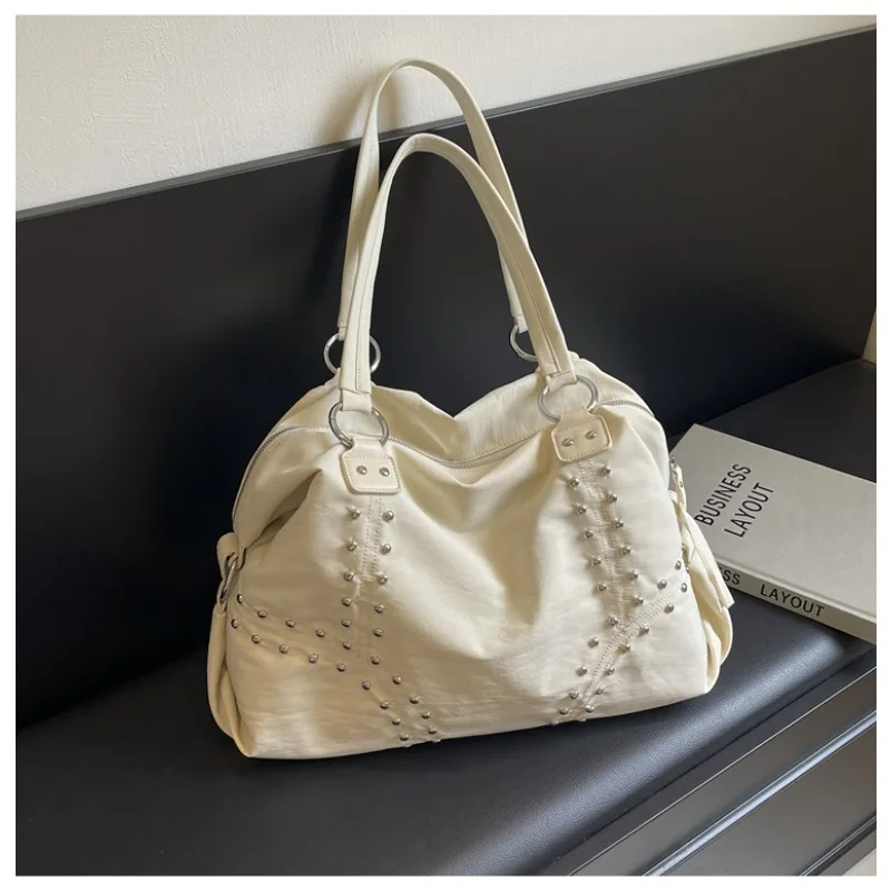 

Fashion Rivet Large Capacity Shoulder Bags Unique Design Personality Commute Punk Handbags for Women 2024 Casual Versatile New