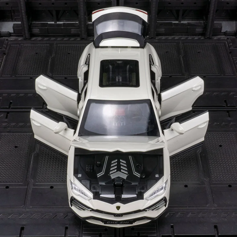 1:24 Lamborghini Urus aleación SUV vehículo todoterreno modelo ornamento, puertas y capó del motor, el maletero se puede abrir con juguetes