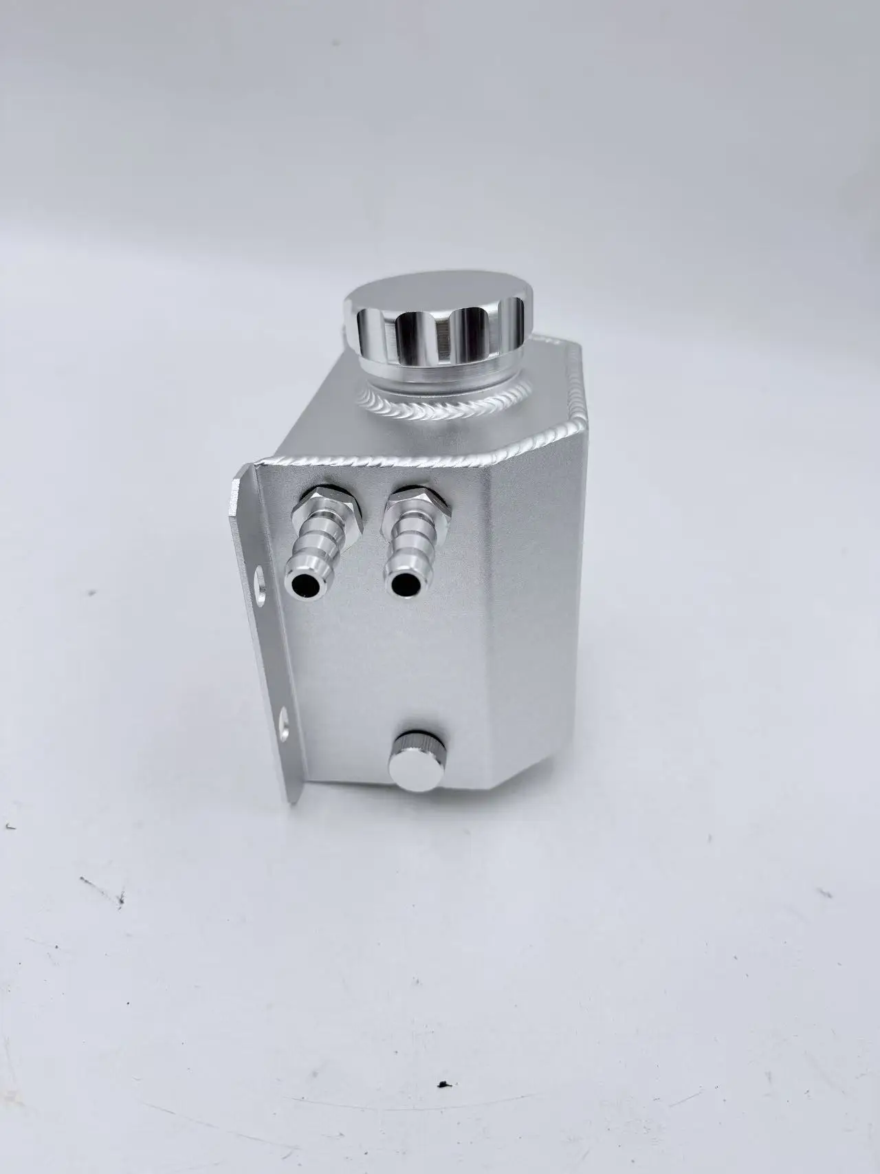 1L Universal Aluminum Oil Catch Can Tank, Baffled Oil Separator Reservoir Pot with Level Indicator for Car Engine Modification - view 2