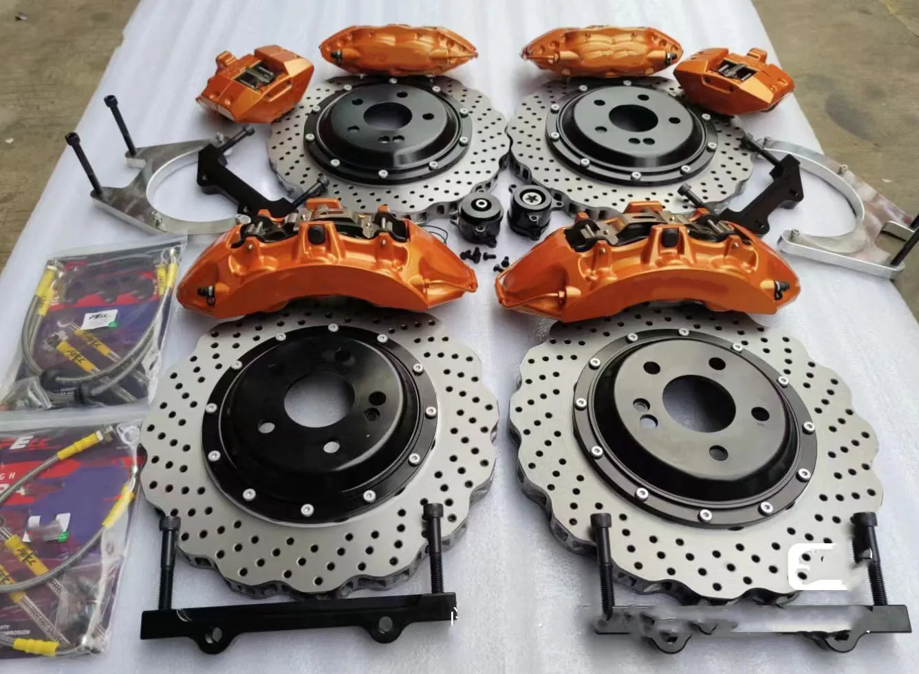 High quality v6 brake kit, equipped with 355-380mm brake discs, suitable for Ford Mustang, Tesla S Audi A4/A5/A6/Q3/Q5, BMW 18R