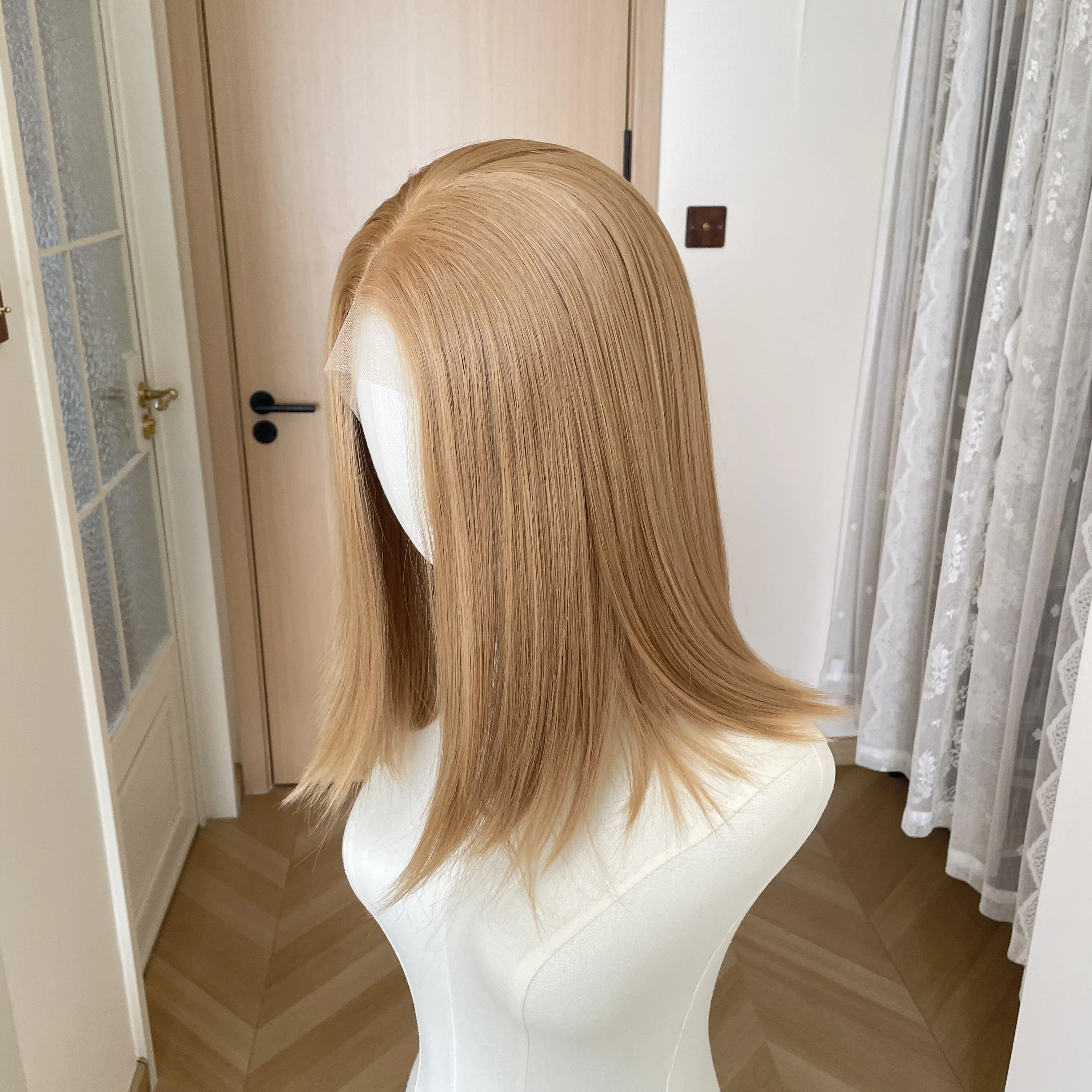ハニーブラウン肩の長さの合成レースフロントウィッグ女性用-13x4-グルーレス中間部合成ウィッグ-150-密度ナチュラル
