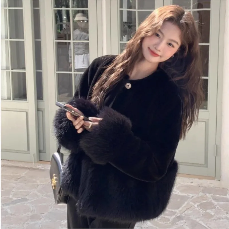 Un nuovo cappotto di pelliccia mista nera da donna patchwork in pile di lusso leggero e caldo addensato