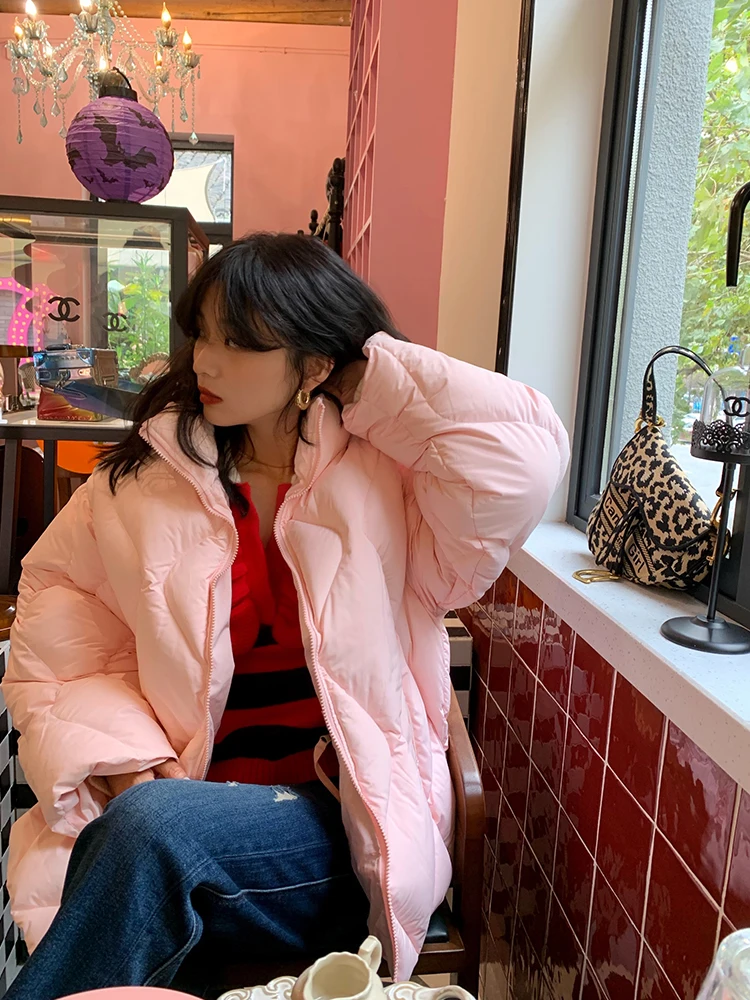 ピンクのショート丈厚手スタンドカラーダウンジャケット 2024冬新作 レディースファッションアウター レディライクストレートカット