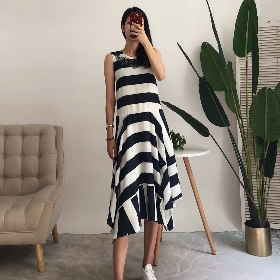 فستان صيفي أنيق لعام 2025 بخصر مرتفع وخط أيه-لاين، بتصميم مخطط، مناسب للعطلات، بحافة غير متماثلة وأكمام طويلة ورقبة مستديرة.