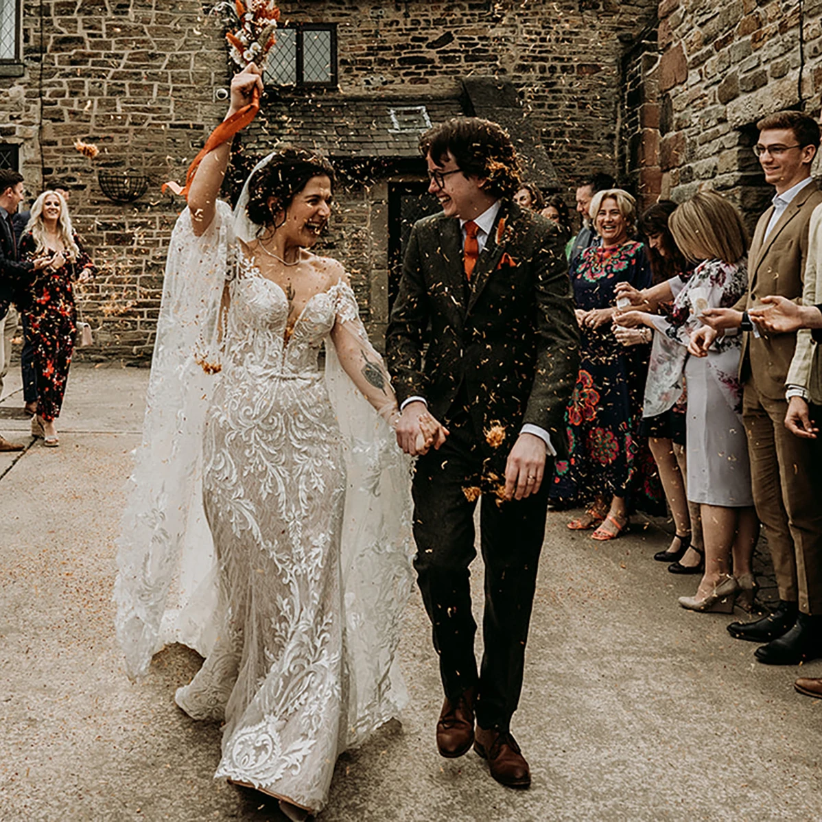 Vestido de novia de encaje bordado con mangas largas de murciélago, escote en V profundo y hombros descubiertos, vestido de novia de lujo con