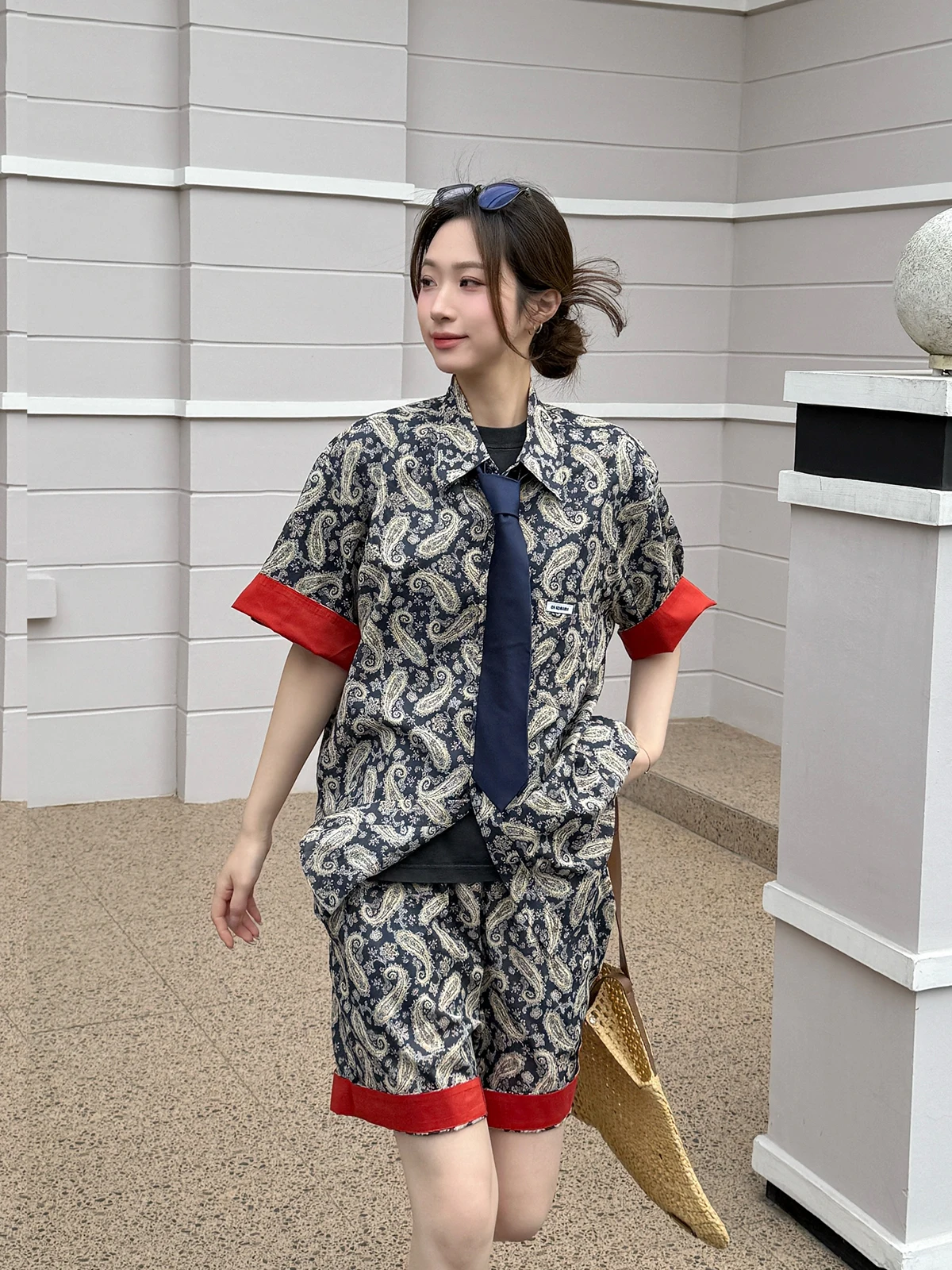 

ort Sve irt с хлопковыми прямыми брюками с цветочным узором орехового цвета для молодых женщин в их 20-х горах