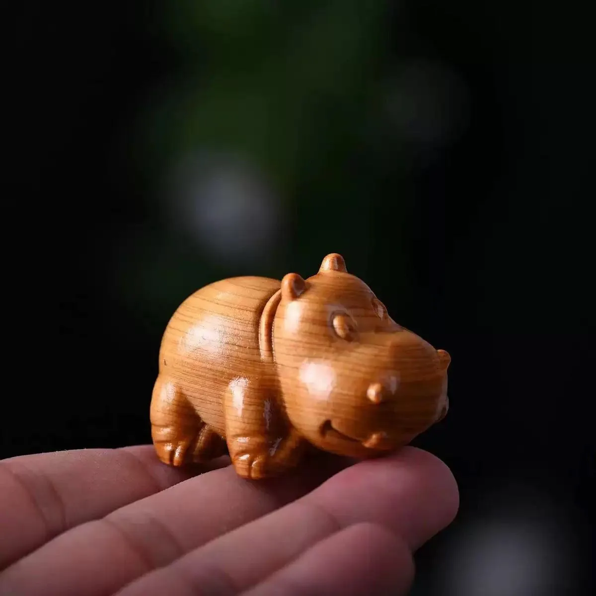 Arborvitae Wood Hippo Carving Handheld Charming Animal Sculpture Natural Grain