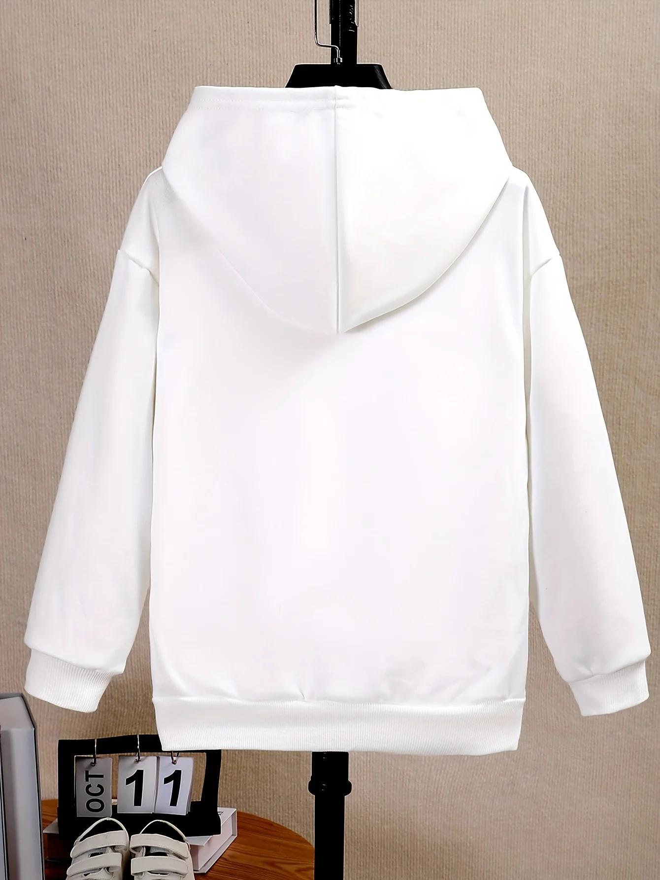 Children's White Hooded Sweatshirt, European and American Style Casual Long-Sleeve Top for Girls, Vintage Colorful Western Cowboy Boot and Star Print Pullover Hoodie, Loose and Versatile for Spring and Autumn, Trendy Children's Clothing for Little Girls' Daily Outings