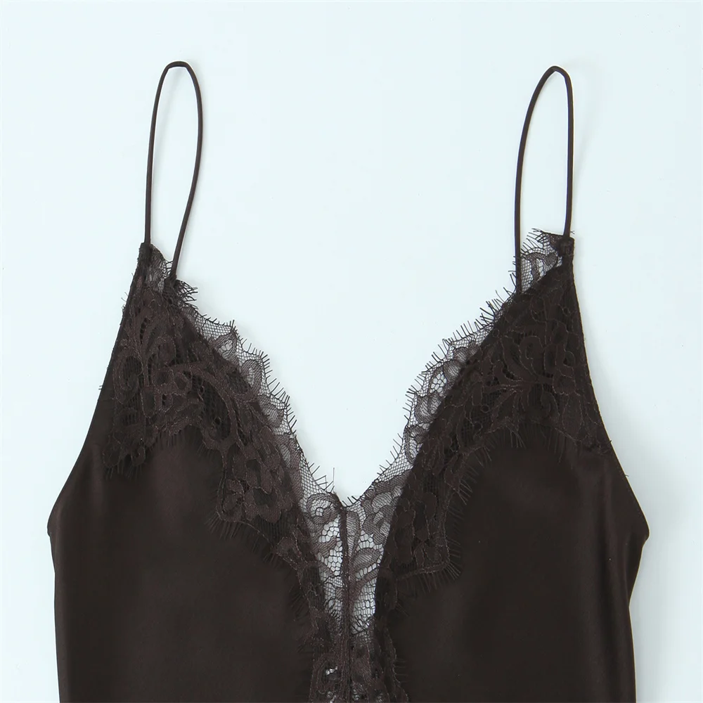 Zimowa, nowa, modna i seksowna sukienka damska z koronkowym kołnierzykiem i satynową teksturą.