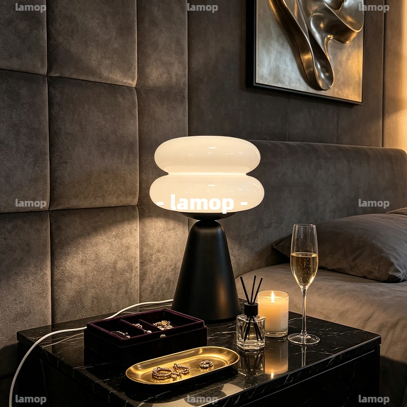 Lampes de chevet pour chambres et lampes de table pour salons. Lampe en verre en forme d'œuf, style Bauhaus, veilleuse créative.