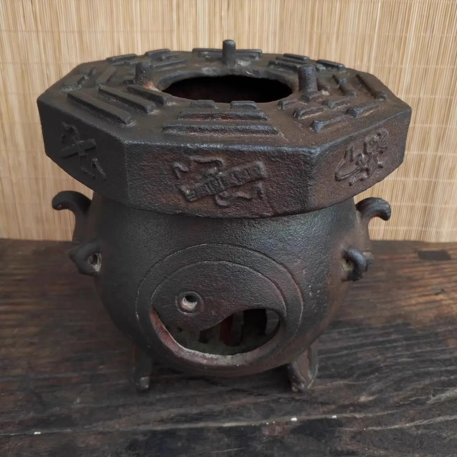 Mini Retro cast iron charcoal Taiji Bagua stove cooking tea warm wine stove Small brazier antiques nostalgic Chinese classical c