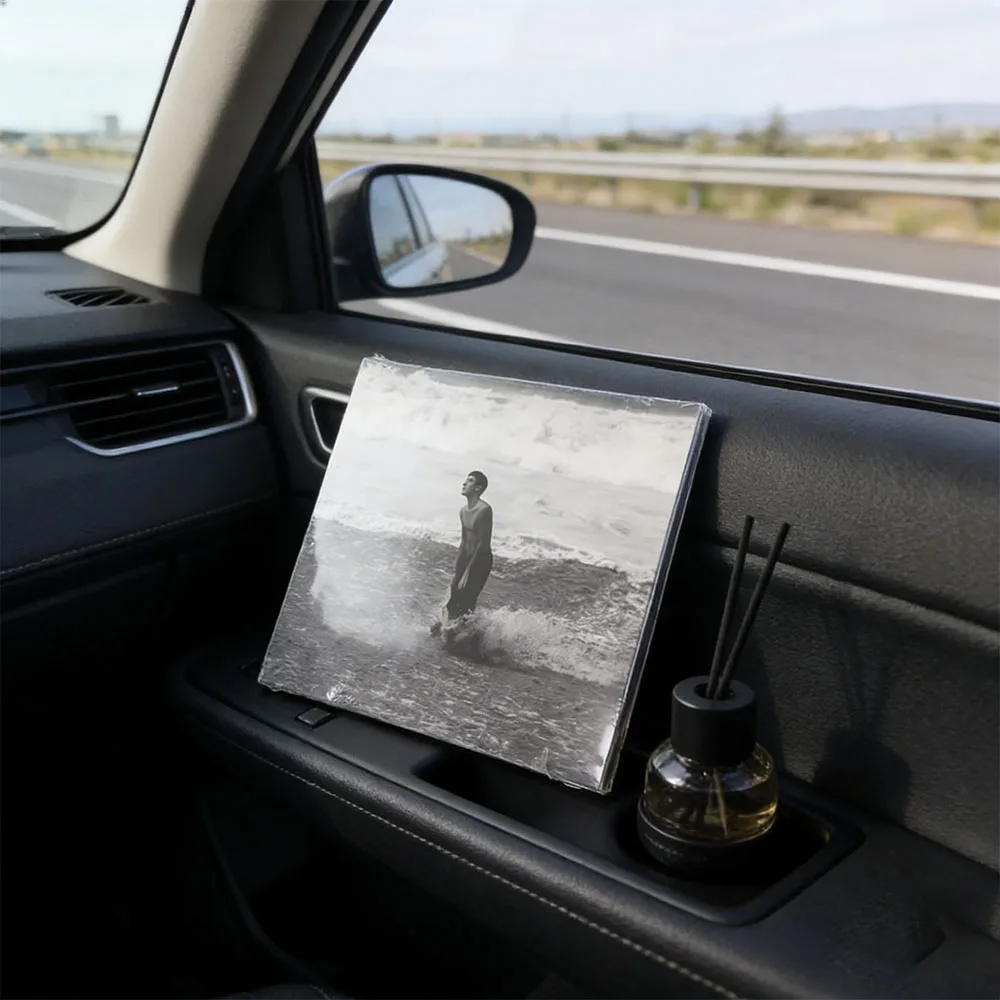 

CD Loyle Carner – Introduction To The Album "hugo"This CD Is British Rapper Loyle Carner's Third Studio Album, Hugo.Photographic