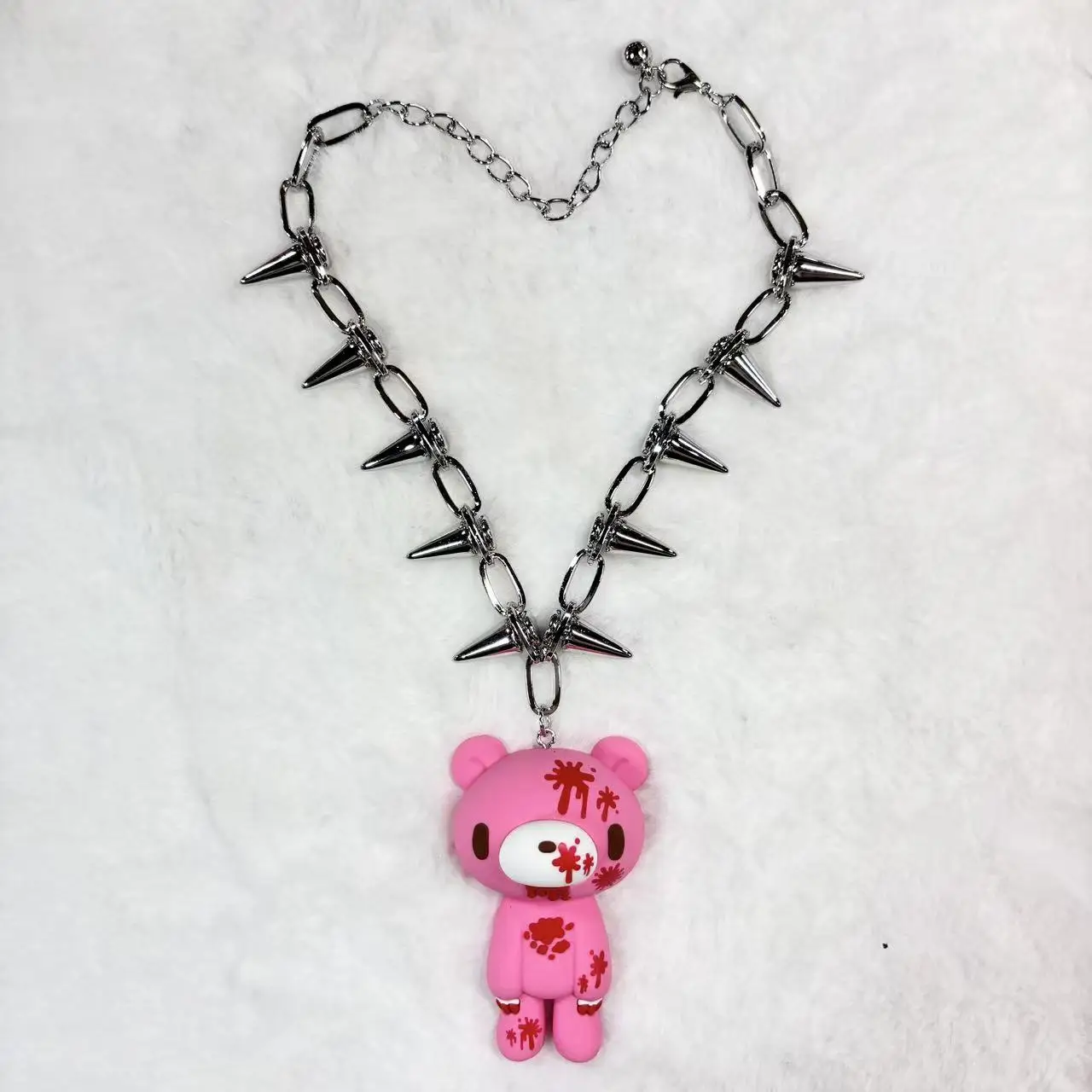 Collar de cadena con púas de oso sangriento rosa educado: diseño lindo pero oscuro, con una cadena de plata con púas.