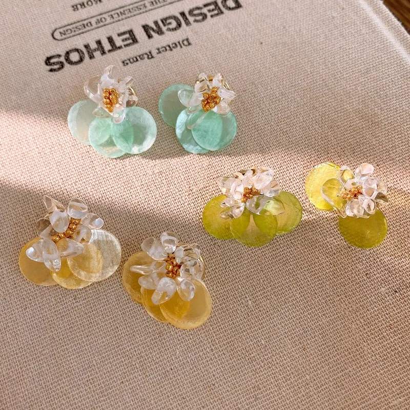Fresh Translucent Round Shel Stud Earrings for Women Elegant Resin Flower Petal Cluster Earrings Daily Fashion Jewelry K