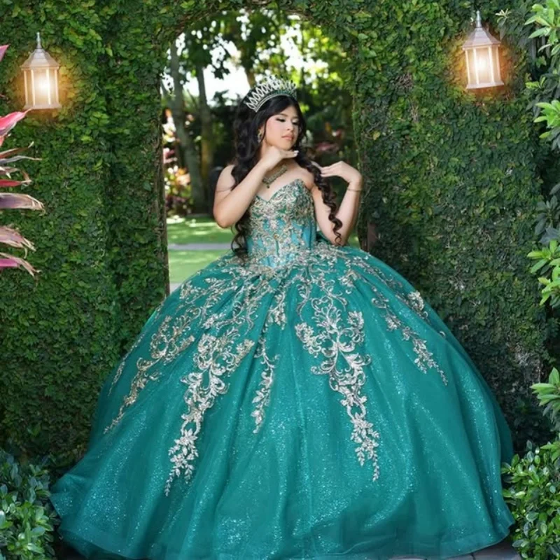 Brillant vert foncé Quinceanera robe cristal paillettes décalcomanie épaules dénudées dentelle superposition longue queue arc robes De 15 Quinceanera ﻿