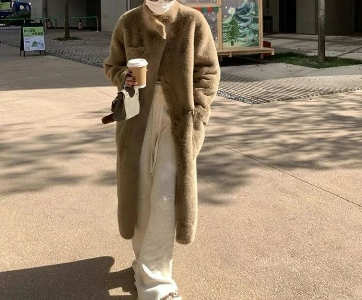 

2025 г. Женская зимняя утолщенная свободная шуба средней длины выше колена в стиле ретро