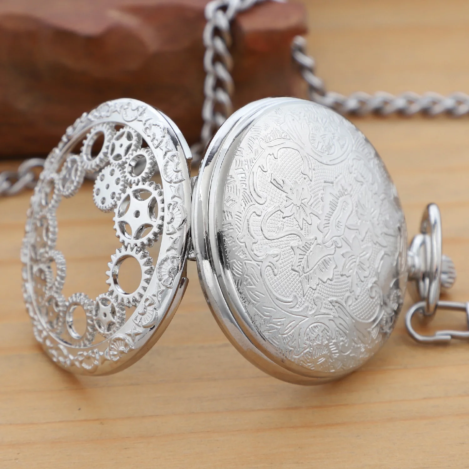 ساعة جيب كوارتز فضية بتصميم مجوف فريد من نوعه، قلادة ساعة عصرية للرجال والنساء مع سلسلة هدايا