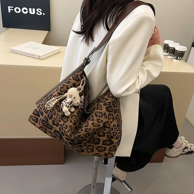 

Элегантная дизайнерская сумка для подгузников для женщин, роскошная винтажная кожаная сумка-тоут через плечо, минималистичная и стильная, с большой вместимостью.