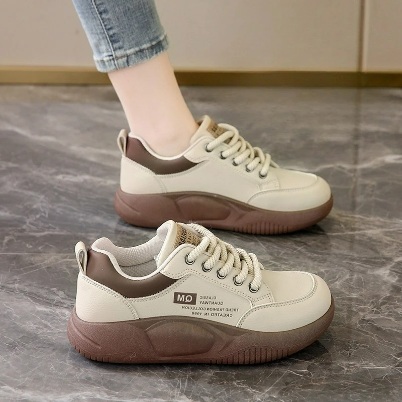 Chaussures blanches pour filles, chaussures de sport à semelle épaisse pour étudiantes, chaussures de sport pour l'extérieur, chaussures décontractées assorties aux vêtements pour femmes