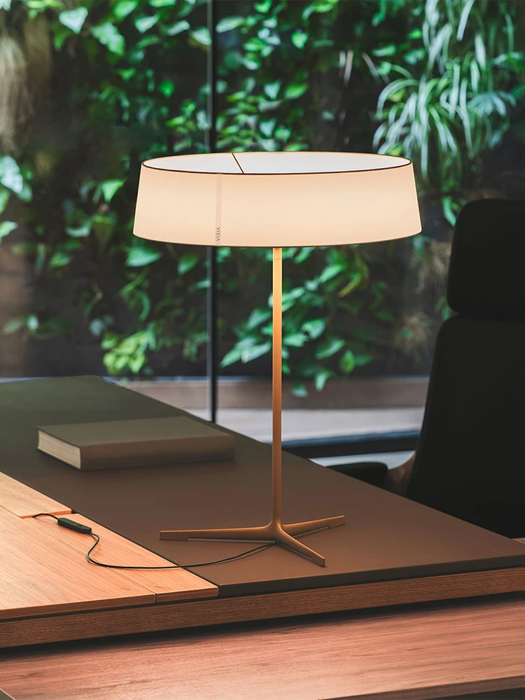 Table lamp with a luxurious and modern minimalist feel, living room, bedroom, bedside atmosphere, hotel study