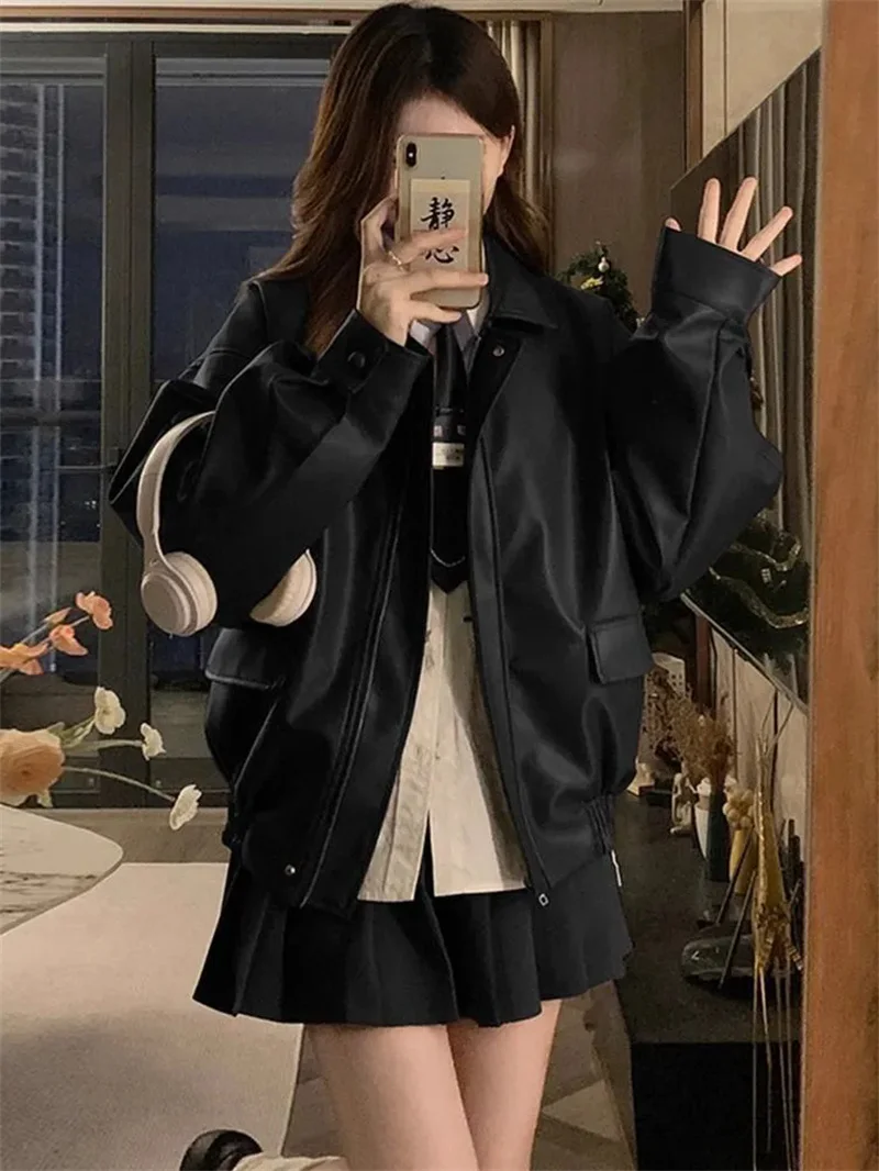 Usando uma jaqueta de couro para mulheres no outono e inverno solta e casual estilo Hong Kong vestindo uma motocicleta jaqueta de couro PU