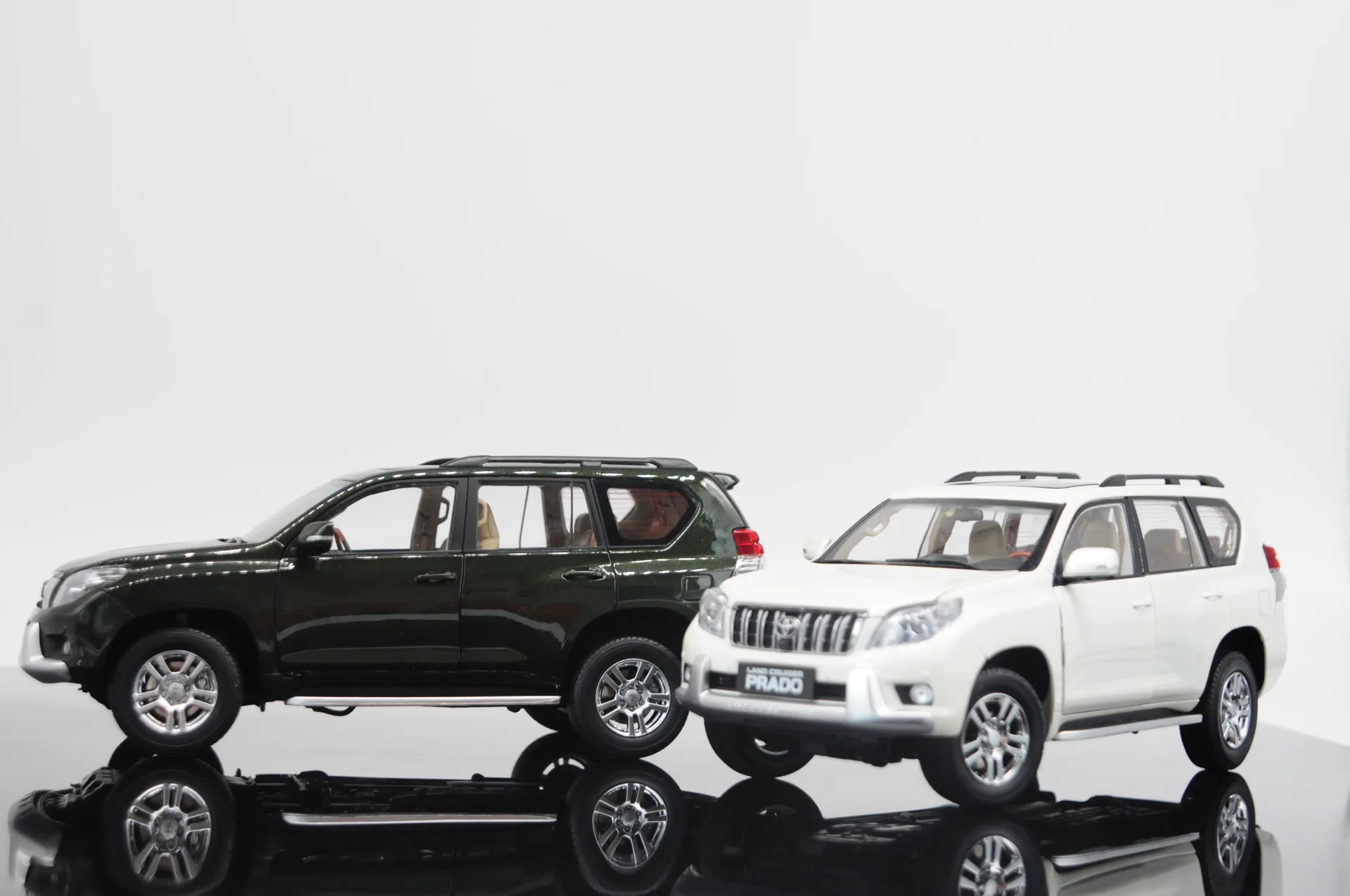 FAW Toyota Prado new overbearing 2010 1:18 model four-door car with full window classic model simulation alloy collection gift