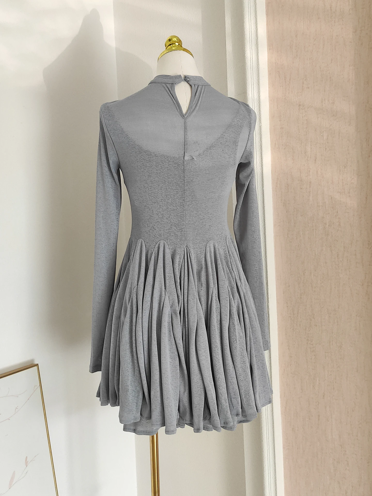 여성 섹시 긴팔 홀 디자인 클럽 바디콘 미니 드레스 라운드넥 주름 이브닝 파티 럭셔리 생일 드레스 신상 베스티도