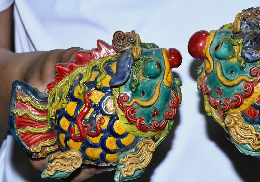 6'' Old Chinese Dynasty Wucai Porcelain Fish Goldfish Fishes Animal Statue Pair