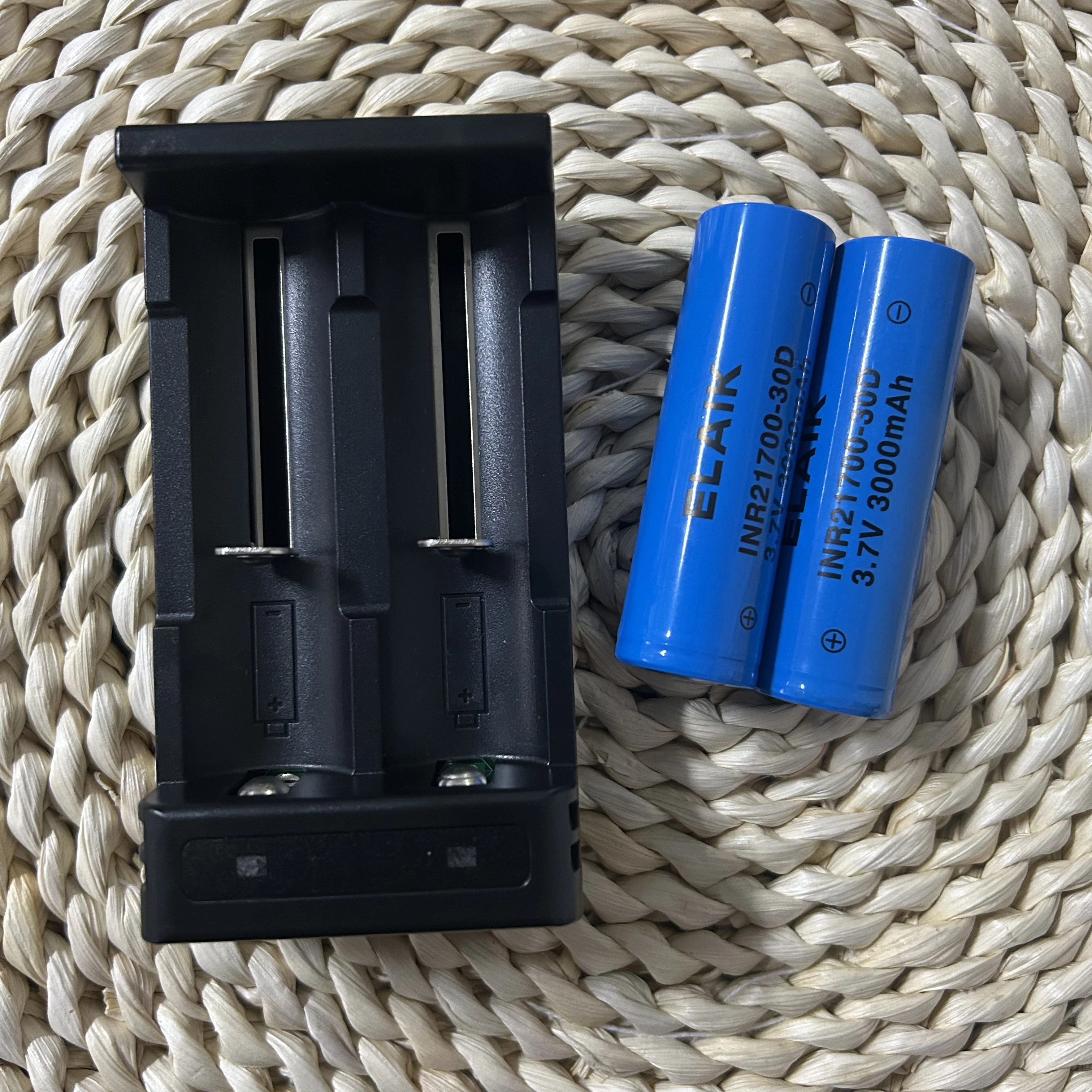 21700 3000mA Li-ion Battery 3.7V Power battery High discharge battery E-tools battery，with charger