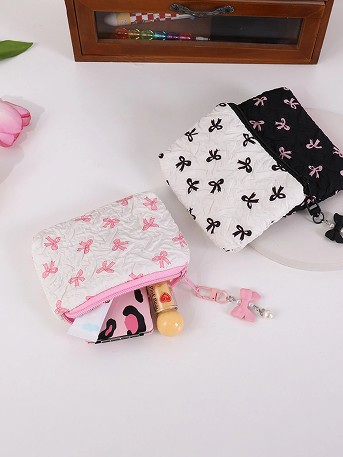 Plissierte Kosmetiktasche mit Schleife | Baumwoll-Kosmetiktasche für Damen, gesteppt, Reise-Make-up-Organizer für Mädchen, tragbare kleine Schleifen-Kosmetiktasche – Detail 3