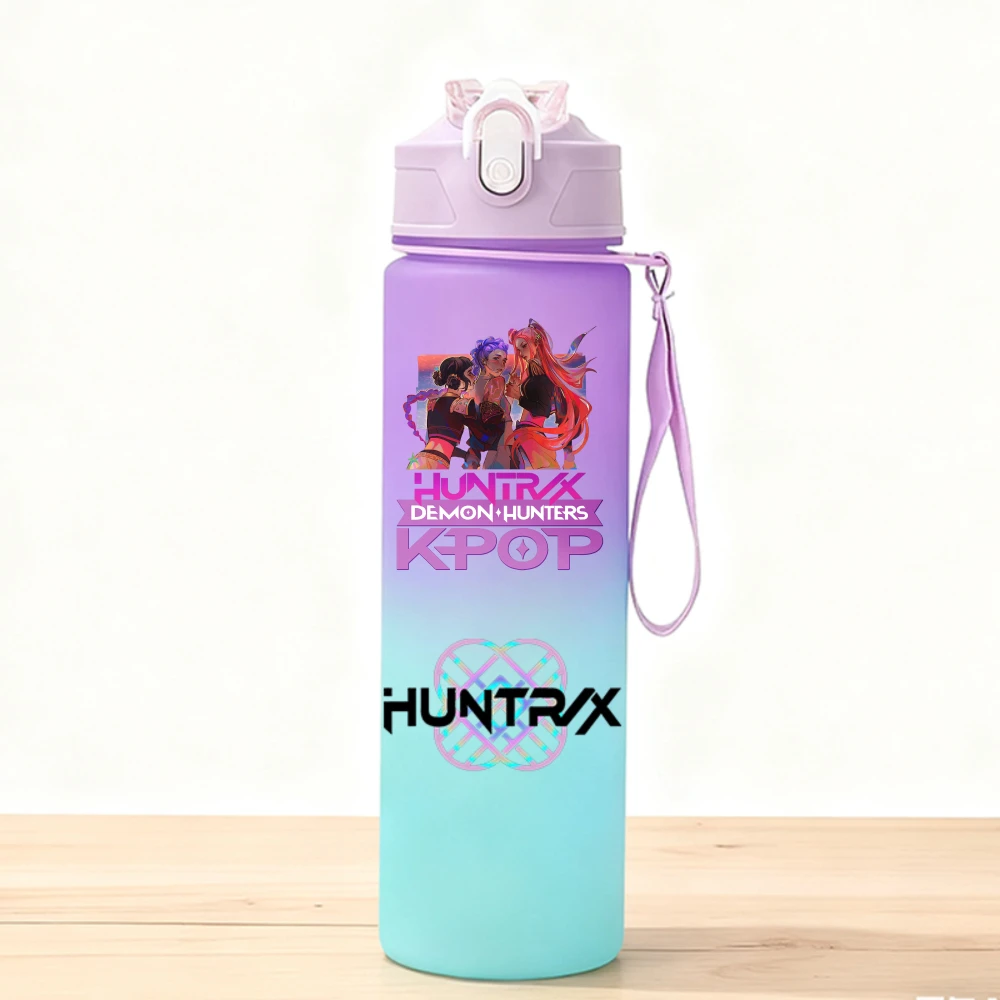 ขวดน้ำกีฬา KPop Demon Hunters 750 มล. ลายการ์ตูนน่ารักสำหรับเด็ก แก้วน้ำพลาสติกสำหรับเด็ก ลายอนิเมะ  ภาชนะใส่เครื่องดื่มเย็นแบบพกพา แก้วน้ำผลไม้