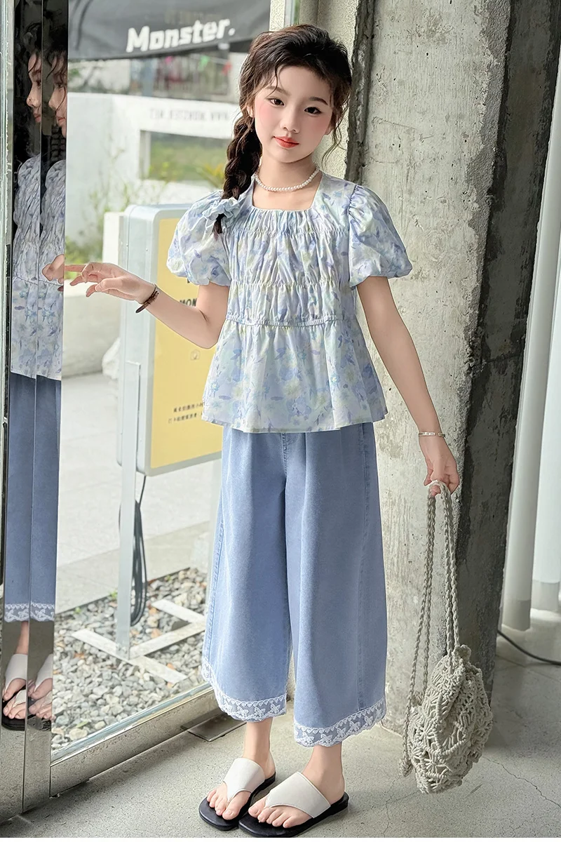 Mädchenanzug Sommer 2026: Blumenmuster Puffärmel-Top mit eckigem Ausschnitt und weite Jeans mit Spitzenbesatz – Zweiteiliges Set für Kinder – Detail 11