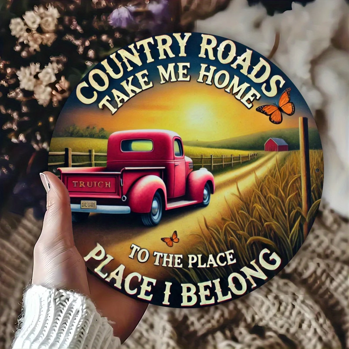 2D Flaches Metallschild „Country Roads Take Me Home“ mit rotem Truck, Vintage Bauernhof-Feld-Scheune-Sonnenuntergang-Wanddekoration, Rustikale Landhaus-Wanddekoration