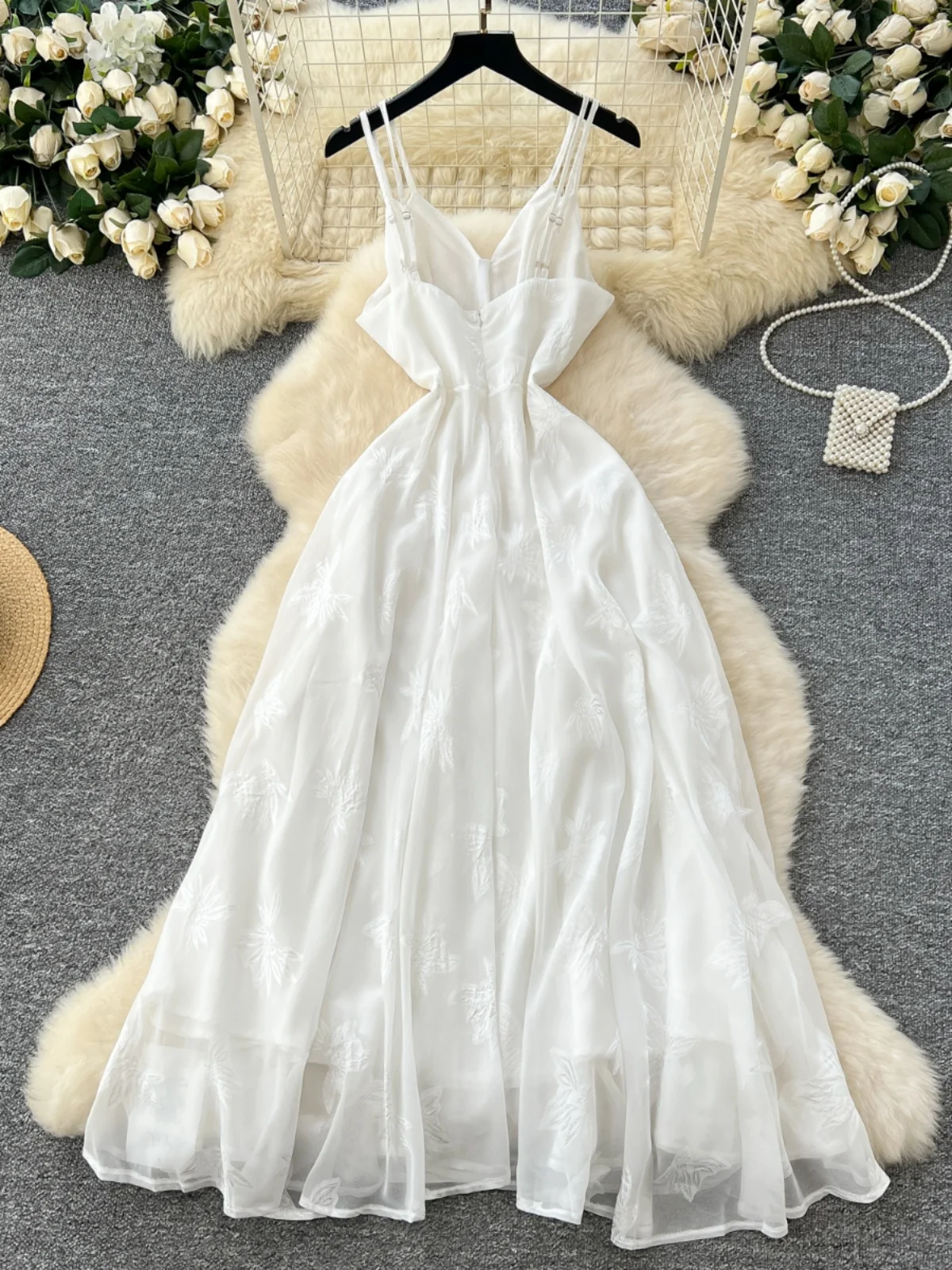 กระโปรงทรงเอไลน์ปักลาย Ele V-Ne สีขาว รุ่น Dr Holiday ทรงสลิมมีเข็มขัด สายรัดเอว ความยาวปานกลาง สไตล์เกาหลี ไม่มีซับใน