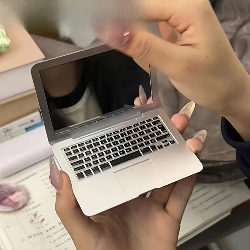 1 Stück niedlicher und kreativer tragbarer, faltbarer Make-up-Spiegel in Mini-Computerform, tragbar und praktisch für Laptops zum Mitnehmen