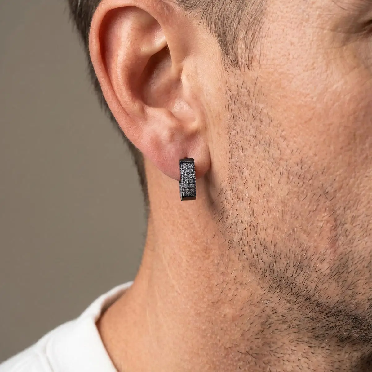 Hiphop Herren-Creolen, Weiß-Blauer Zirkon Schwarze Metall-Huggies, Trendiger Punk-Schmuck Geschenk – Detail 8